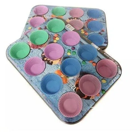 Alumínium muffinsütő forma 12 muffinhoz, mérete 35 × 27 cm, 12 papírkosárral együtt
